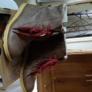 SM New York brown Boots with Red Laces